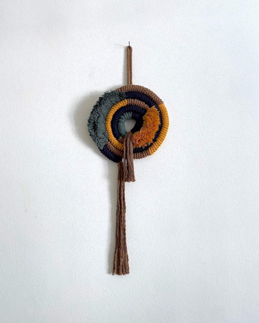 Macramé: Wall hang decoration with fringe