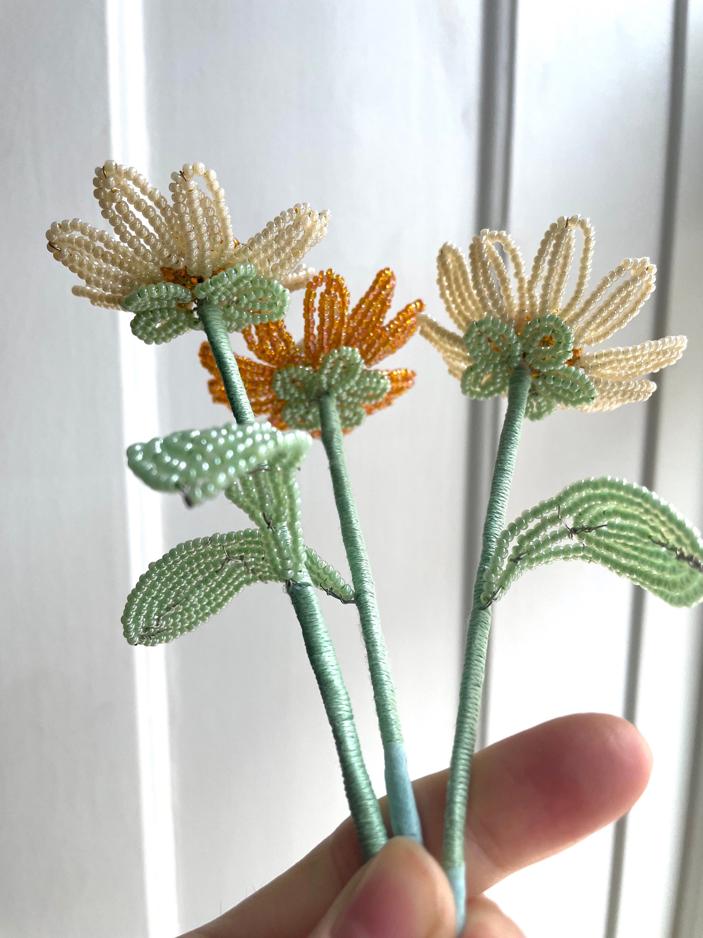 Perleblomster: Marguerit buket - Lys gul/orange (S)