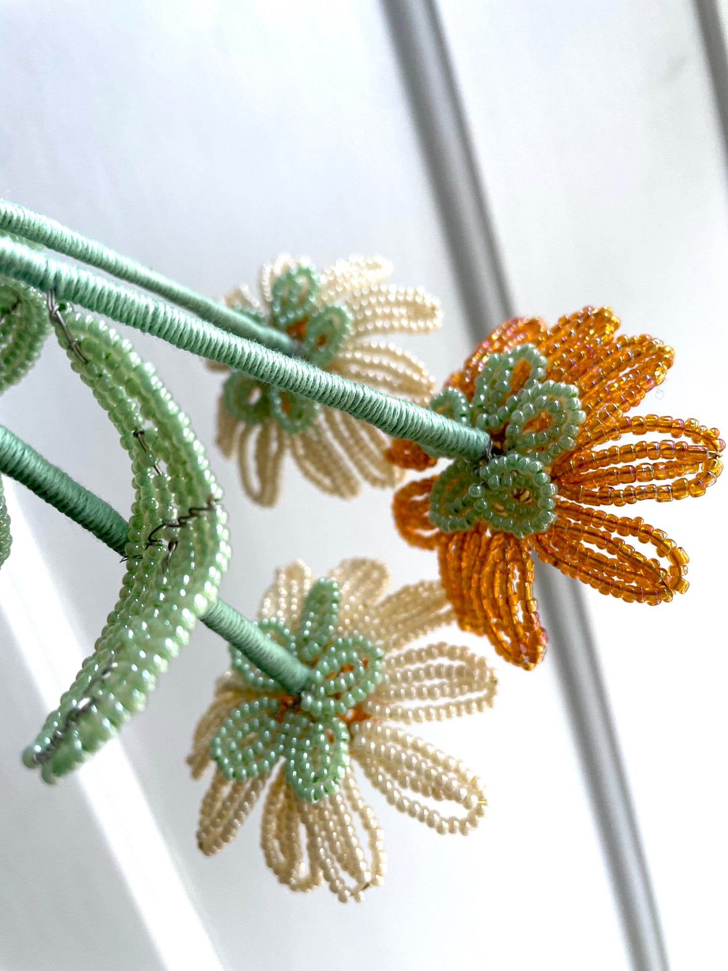 Perleblomster: Marguerit buket - Lys gul/orange (S)