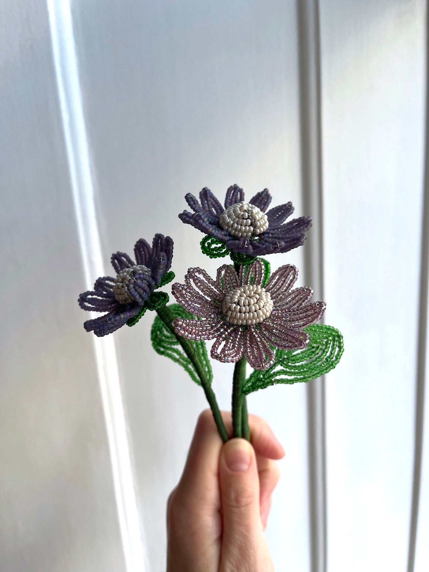 Perleblomster: Marguerit buket - lilla/creme (S)