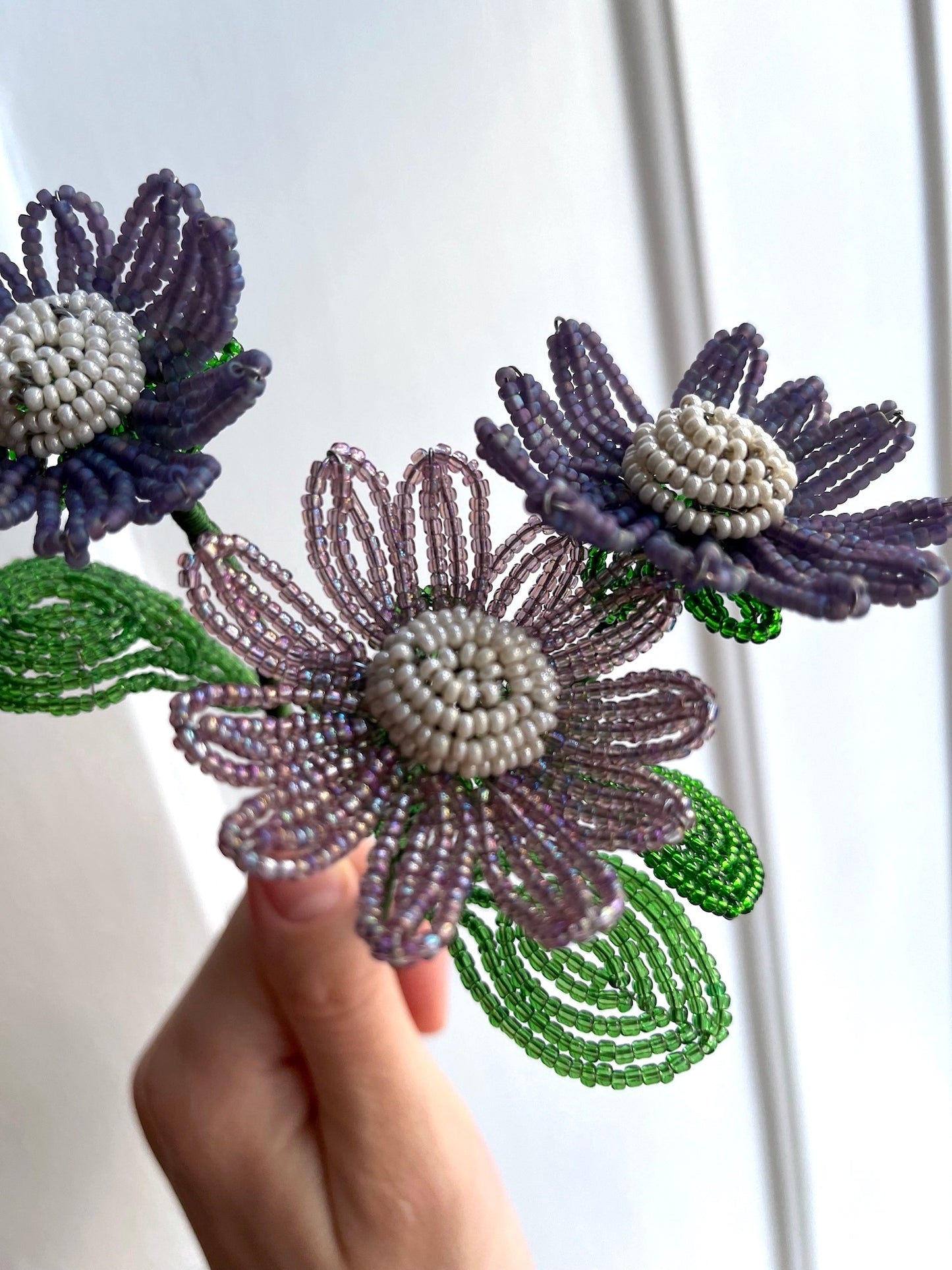 Perleblomster: Marguerit buket - lilla/creme (S)