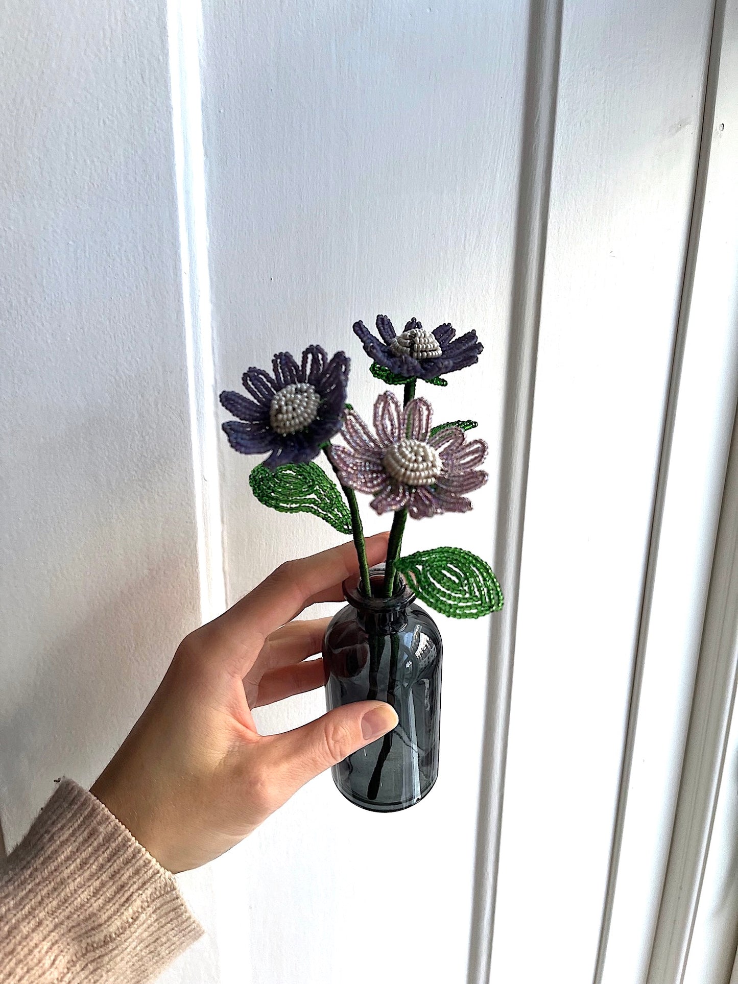 Perleblomster: Marguerit buket - lilla/creme (S)