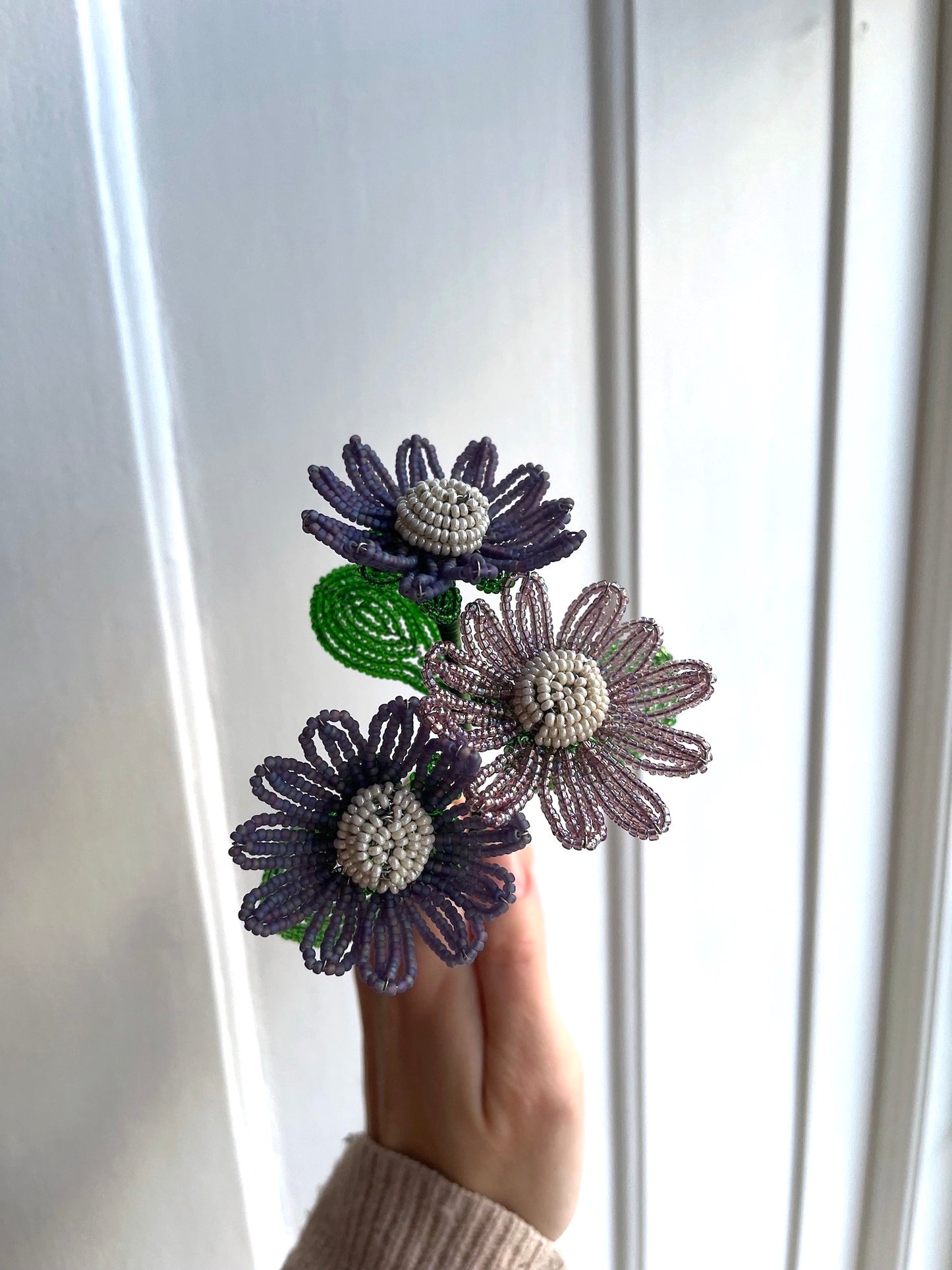 Perleblomster: Marguerit buket - lilla/creme (S)