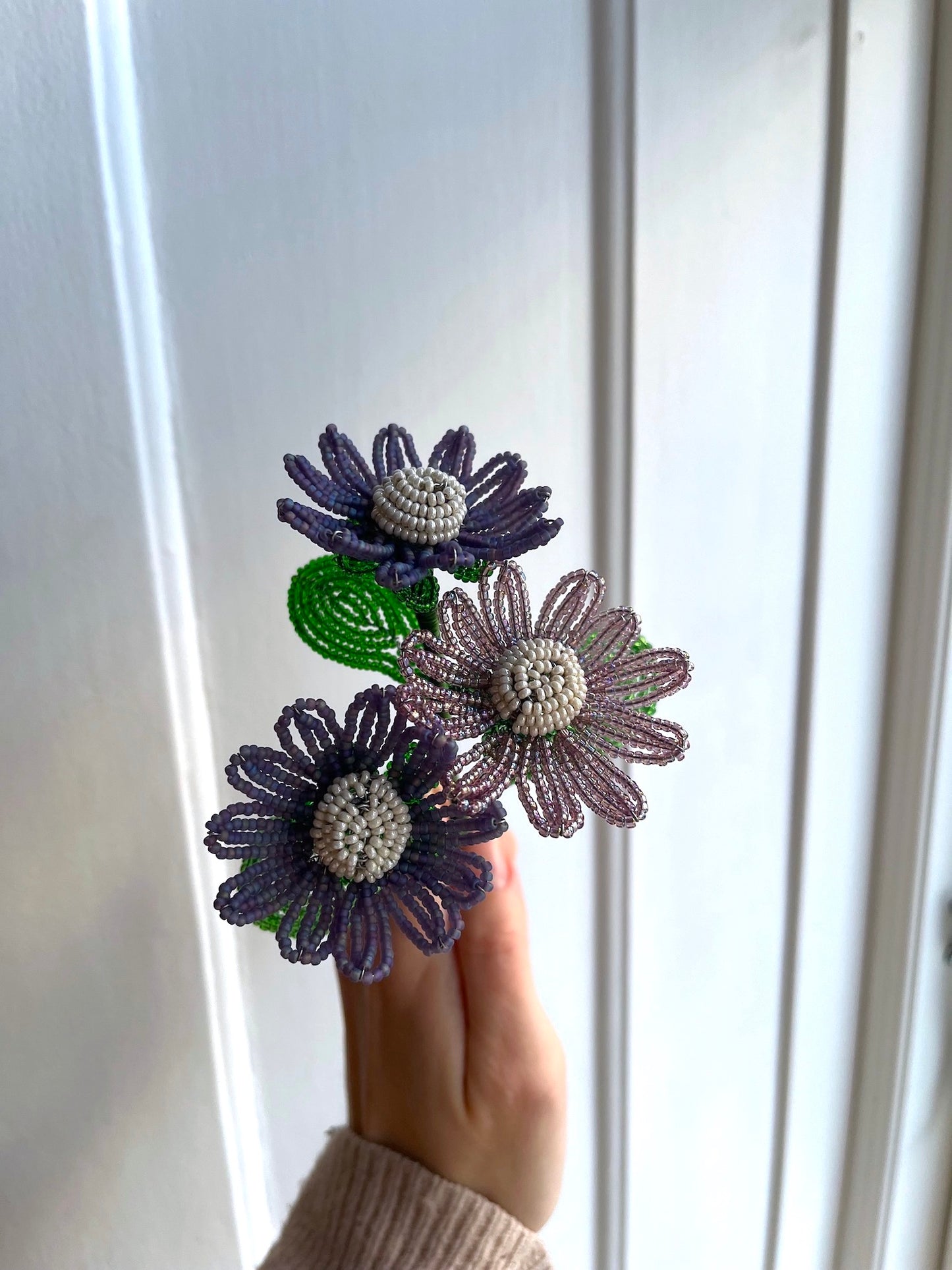 Perleblomster: Marguerit buket - lilla/creme (S)