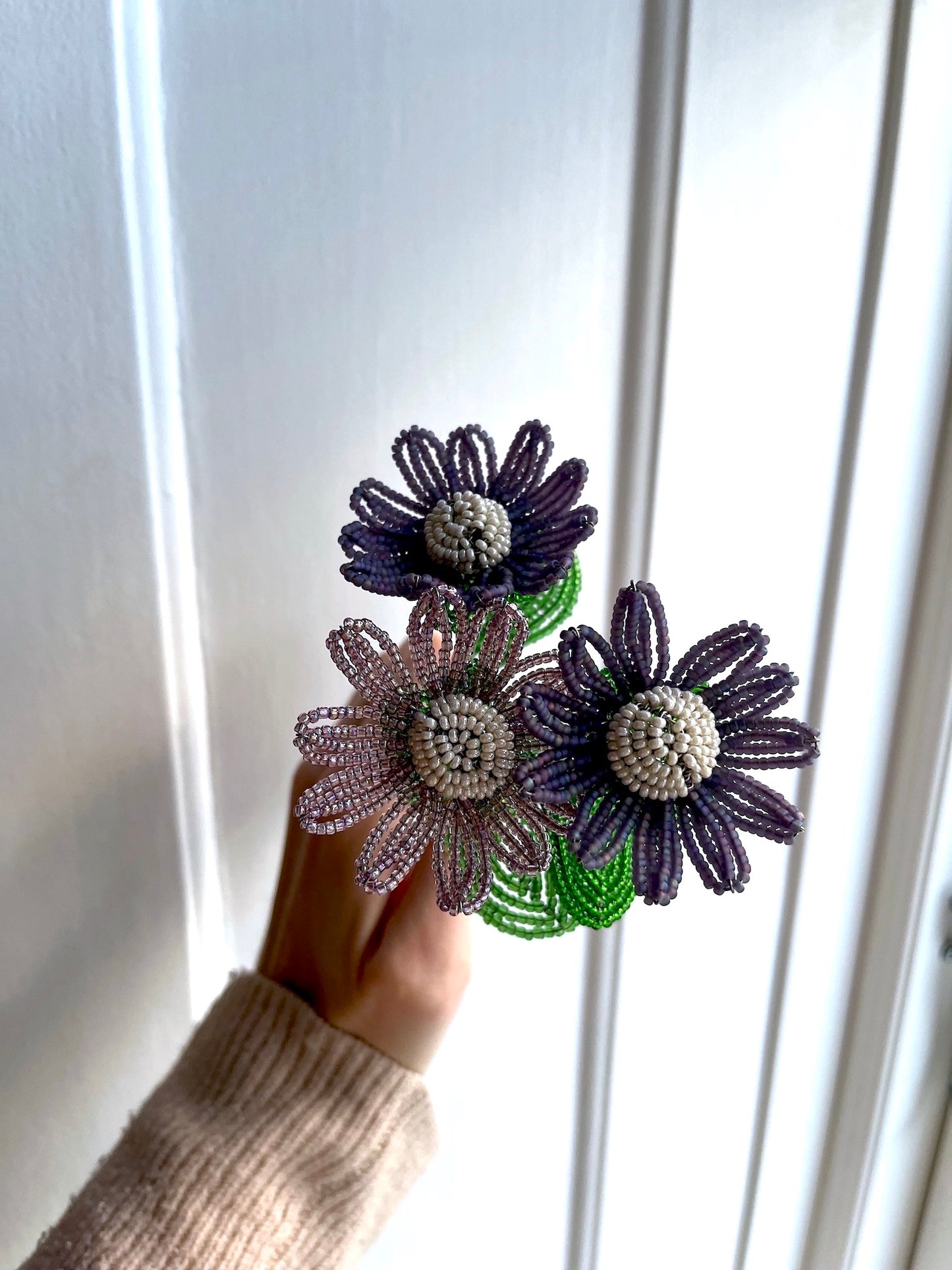 Perleblomster: Marguerit buket - lilla/creme (S)