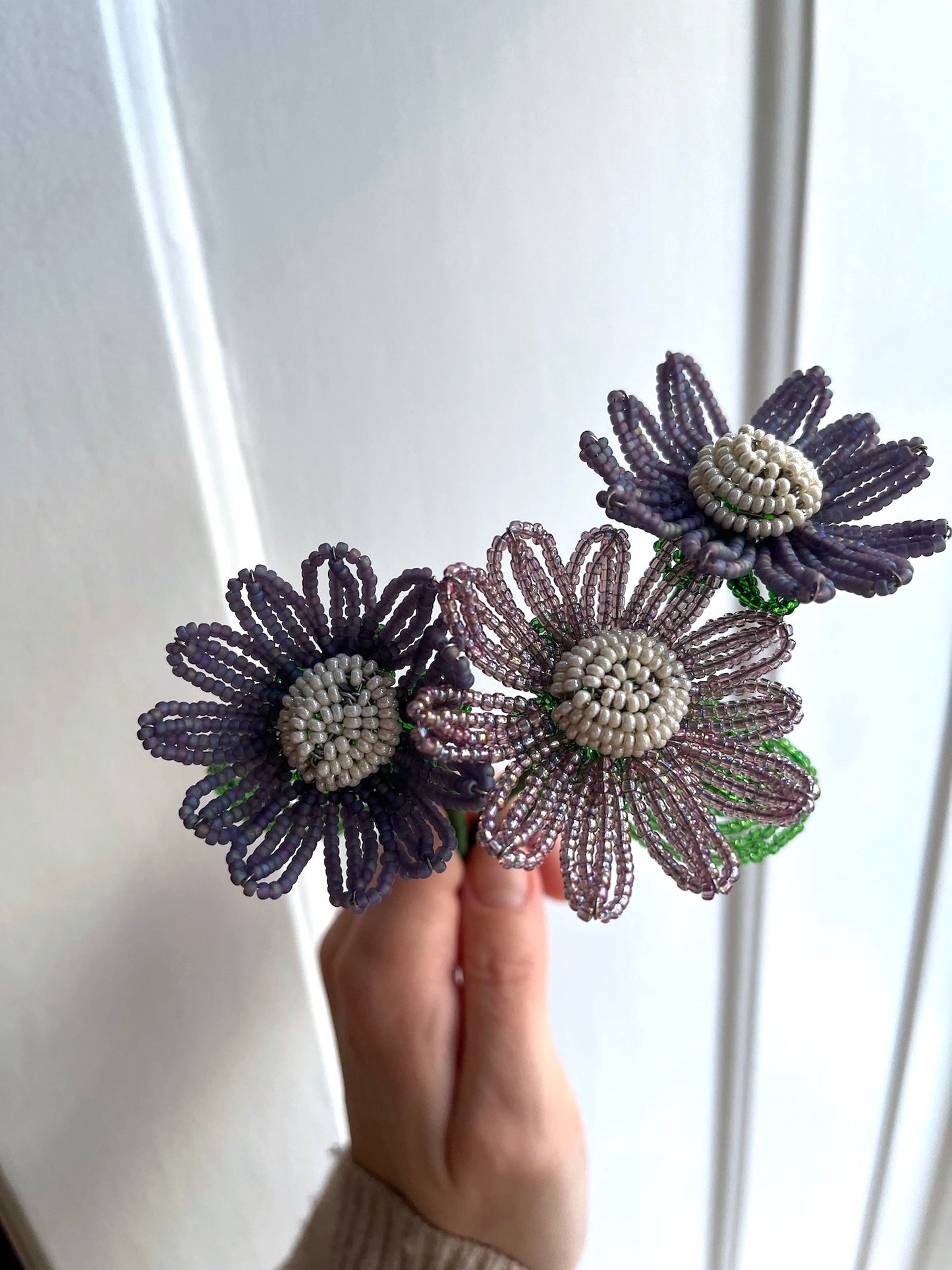 Perleblomster: Marguerit buket - lilla/creme (S)