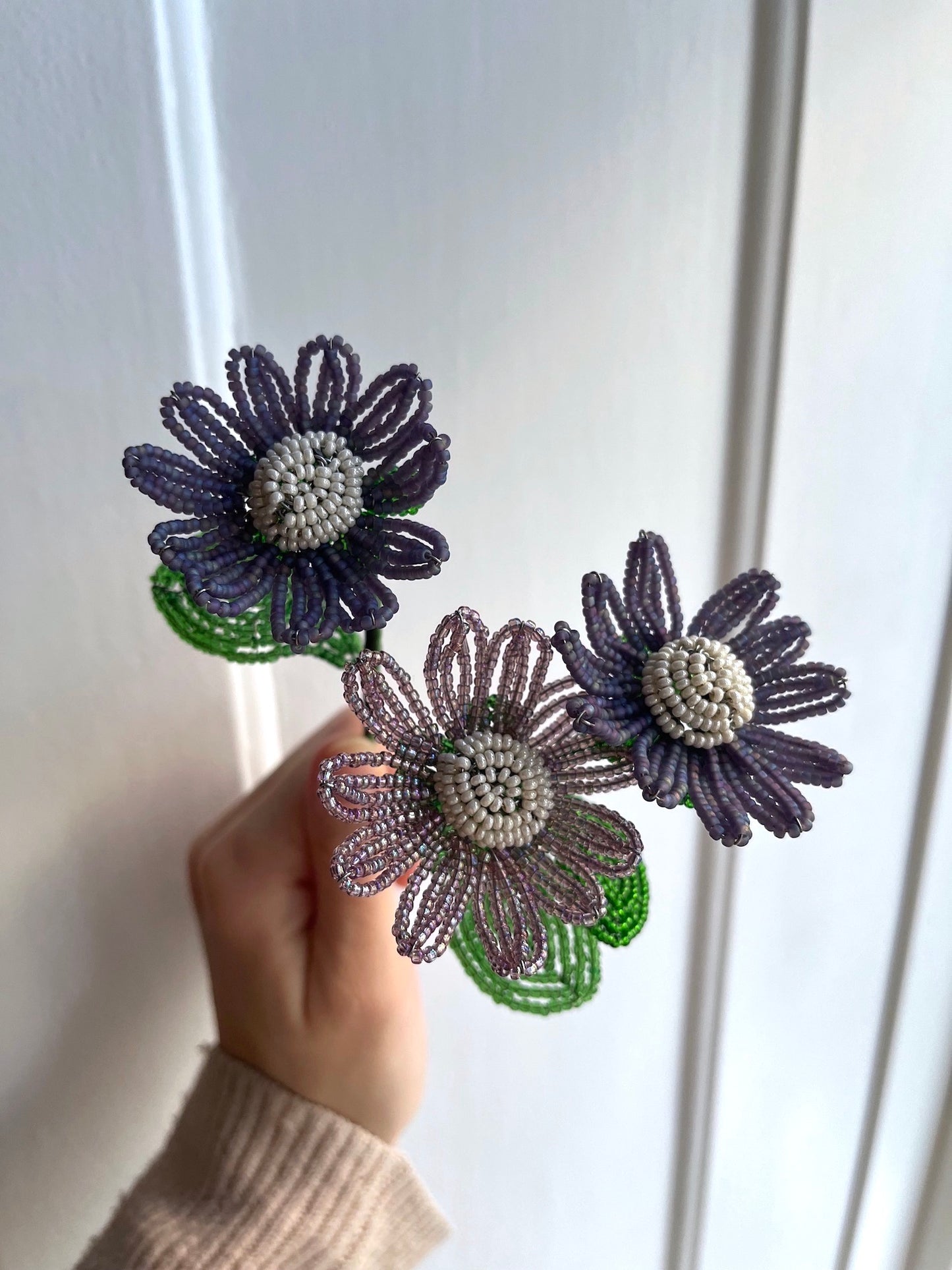 Perleblomster: Marguerit buket - lilla/creme (S)