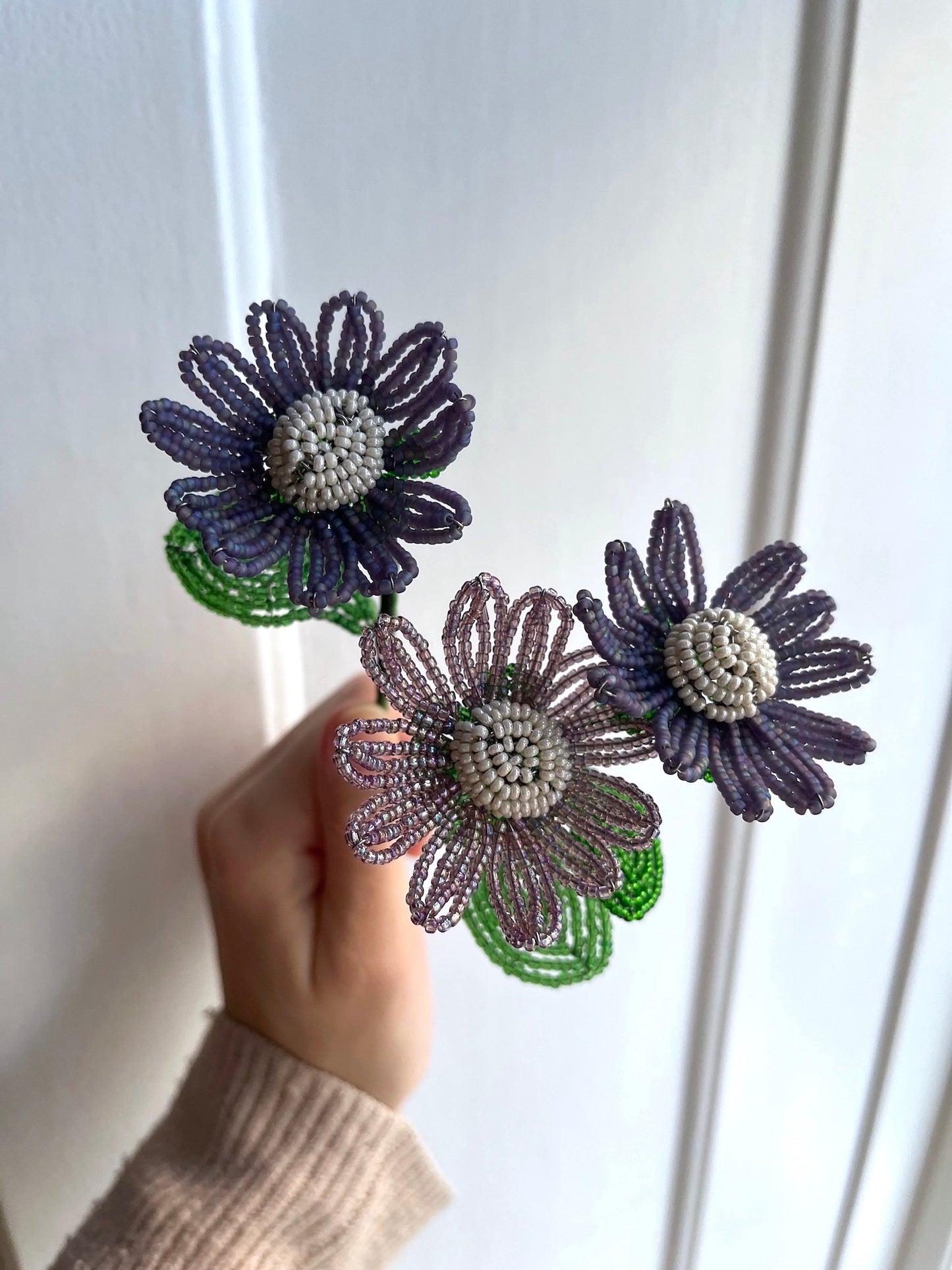 Perleblomster: Marguerit buket - lilla/creme (S)