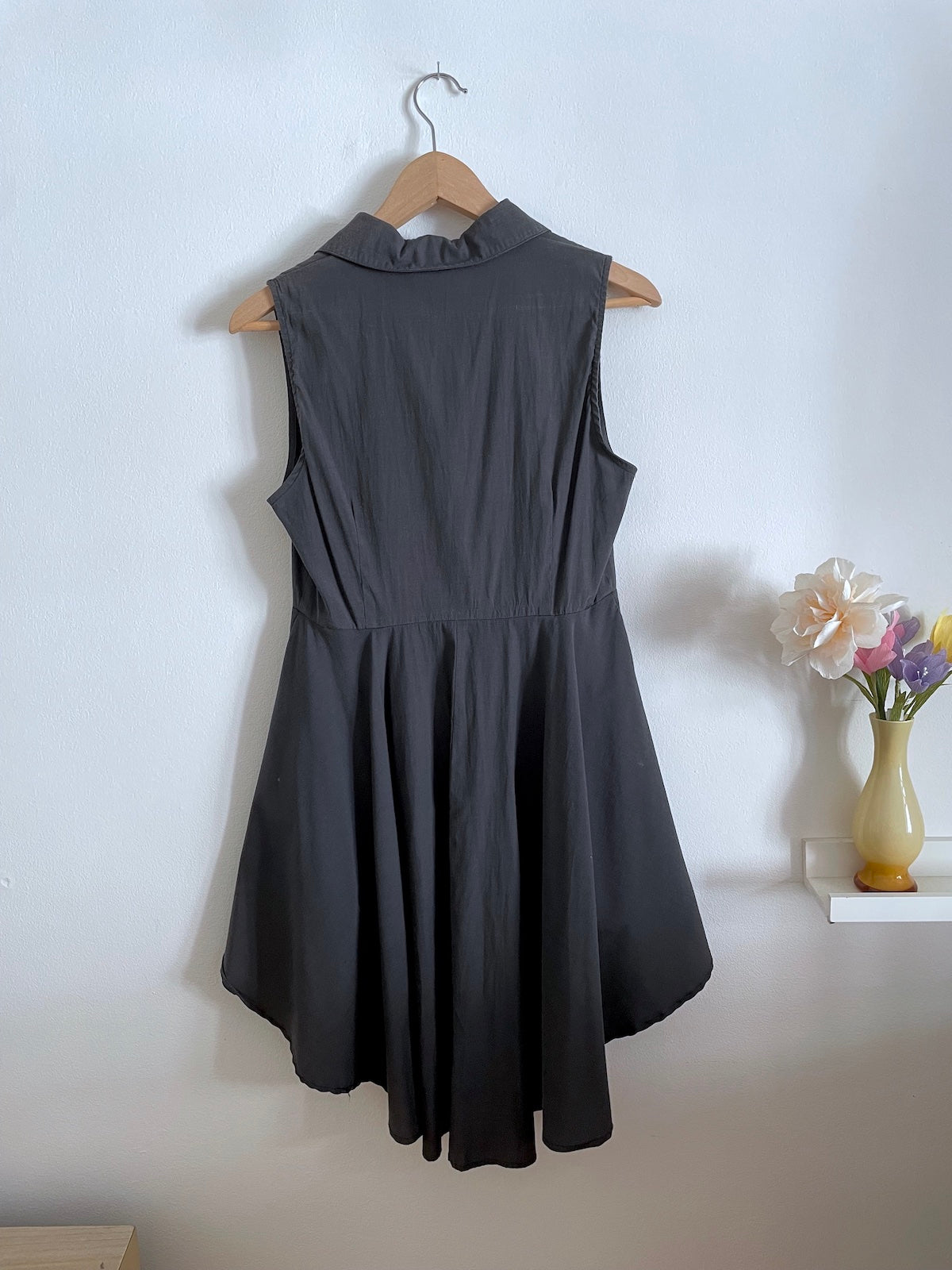 Secondhand skjortebluse med elegant skørt