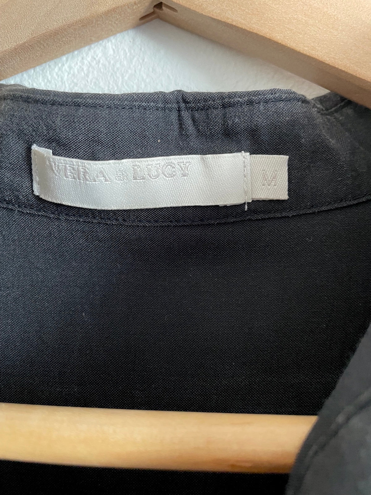 Secondhand skjortebluse med elegant skørt